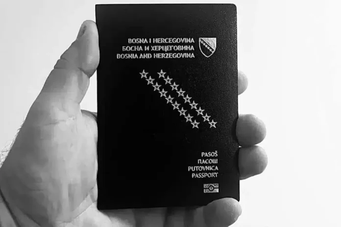 Bosanskohercegovački pasoš na ruci, važan identifikacijski dokument.