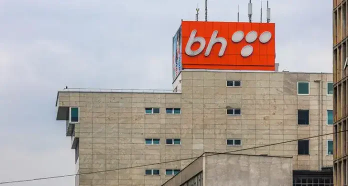 BH logo na vrhu moderne poslovne zgrade u Banja Luci.