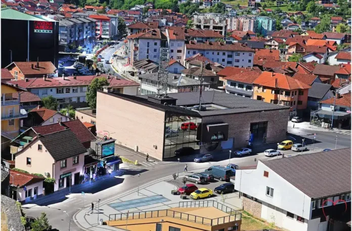 Krušnica urbanistički prikaz, moderan centar s raznim zgradama i prometom u centru grada.