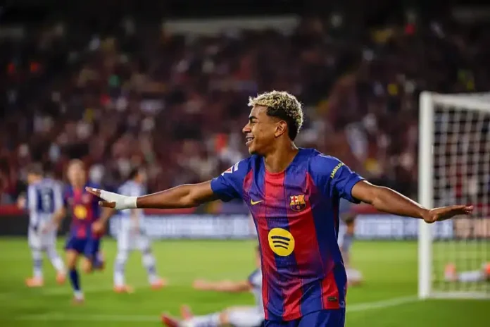 1. Igrač fudbala u dresu Barselone slavi gol na stadionu.