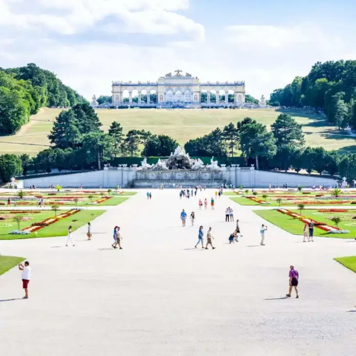 Predivan pogled na park i dvorac Krušnica u Beču, poznatu turističku destinaciju i historijsko mjesto.