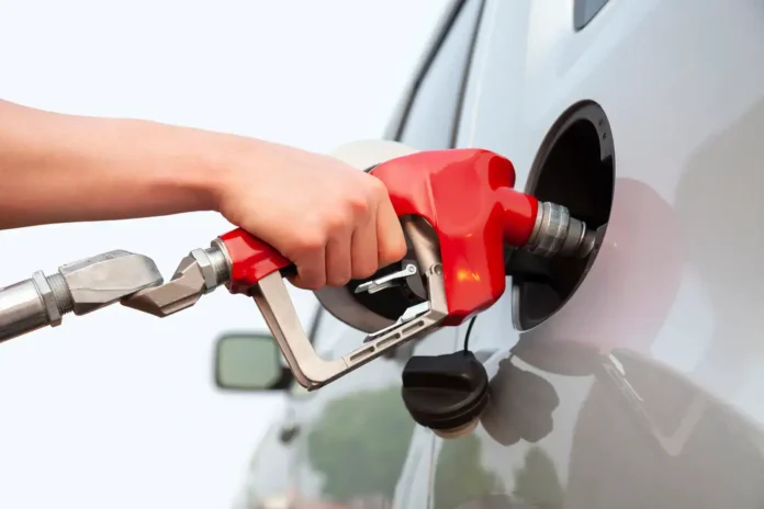 Ručna pumpa za gorivo na automobilu, punjenje goriva, automobile u punjenju goriva.