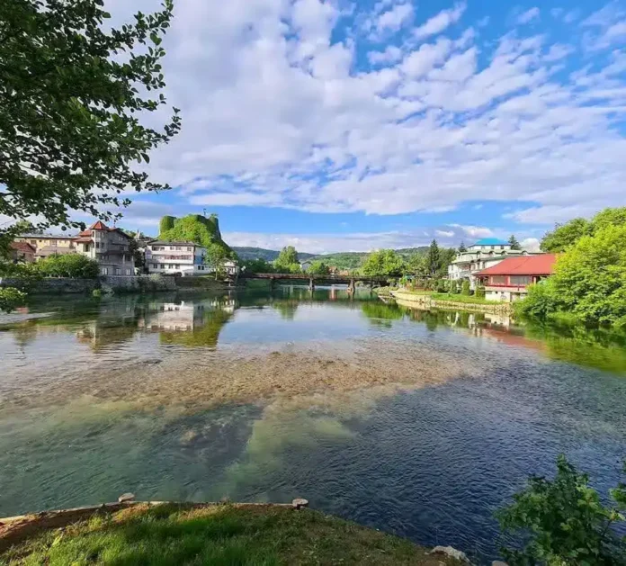 Krušnica rijeka u Bosni i Hercegovini, prelijepa prirodna scena s mostovima i zelenilom.
