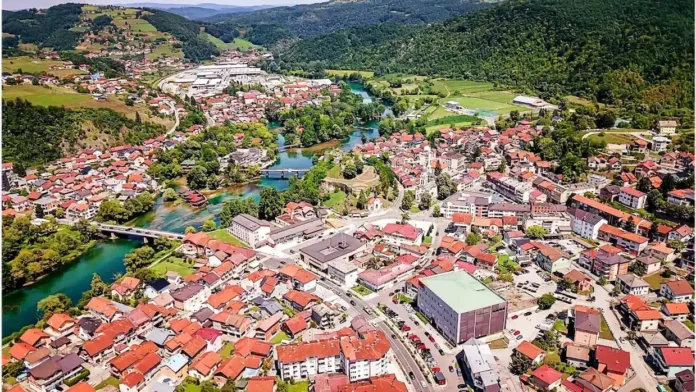 -Prekrasan panoramski pogled na Bosansku Krupu s rijekama, mostovima i šumama.