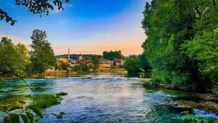 Krušnica rijeka u prirodi, planinska voda, bosanska priroda, ekološki krajolik.