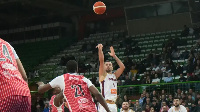 Skok na koš, basket u dvorani, sport, igrači u akciji, publika.
