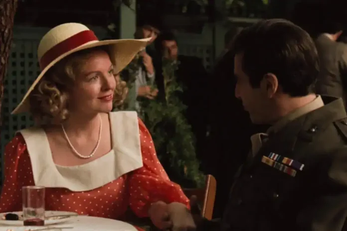 Diane Keaton u sceni filma s muškarcem u vojnoj uniformi, romantična scena.