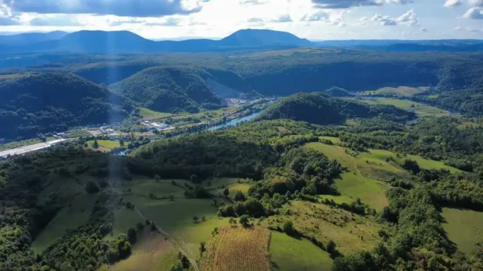 Prekrasan pogled na Krušnicu i okolne zelene brda u prirodi.