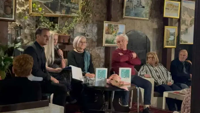 Umetnička večer u galeriji Krušnica, članovi i goste razgovaraju o umjetničkim djelima i knjigama.