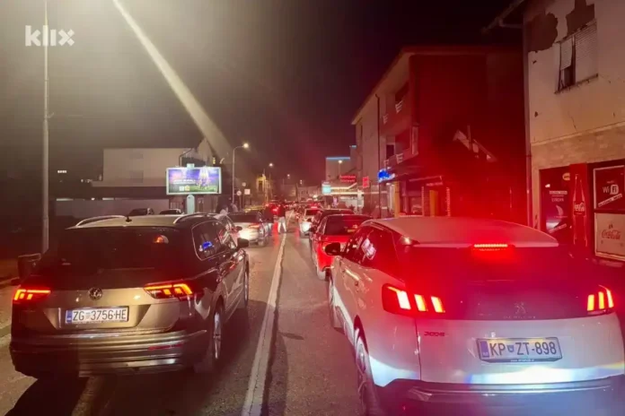 Gužva u saobraćaju na ulici u Krušnici u noćnim satima.