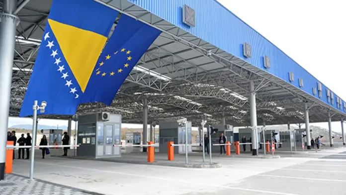Bosanski granični prelaz Krušnica sa zastavom BiH i EU, moderna naplatna stanica.