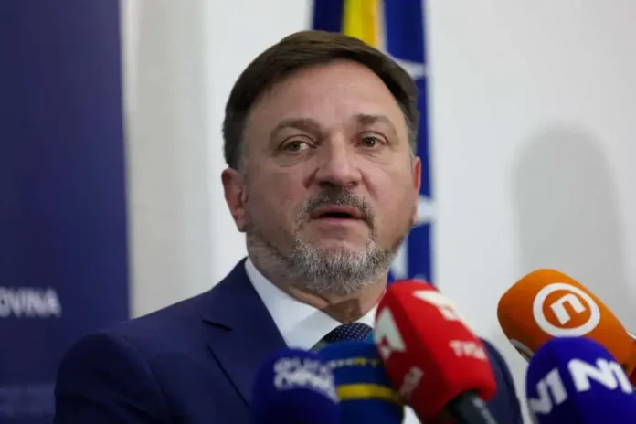 Političar na konferenciji za medije u Krušnici, Bosna i Hercegovina.