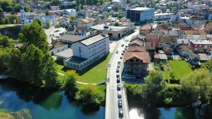 Otkrijte vremensku prognozu za Bosansku Krupu: sunčano ali svježe, današnja temperatura do 18°C, noćas samo 3°C.