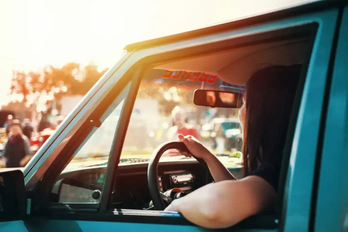 Vozač u automobilu na putu, ljepota vožnje, cestovni odmor, vozač u relaxu, prirodna scena.
