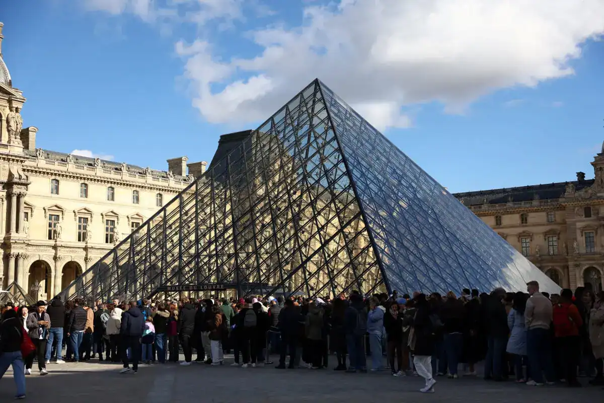Znate li da je simbol Louvrea i Pariza nekad bio nepoželjan? Ovo je priča o čuvenoj piramidi Roma Louvre Pyramid, popular tourist attraction, glass pyramid architecture, Paris sightseeing, historic monument.