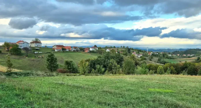Krušnica planina, ruralni pejzaž, zelene padine i kuće u prirodi.