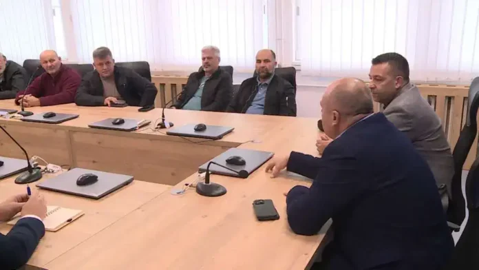 Konferencija ili sastanak poslovnog tima u modernoj kancelariji.