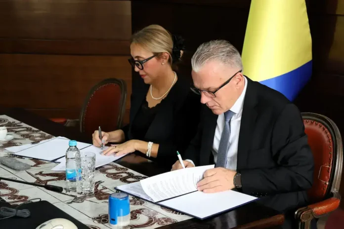 Stručni sastanak, poslovni ljudi, zvanična konferencija, radni sastanak, kancelarijski rad, formalni poslovni događaj, Krušnica.