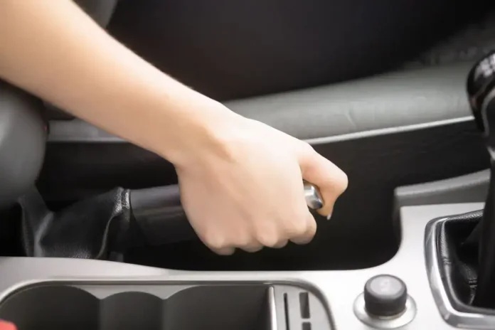 Ruka koja drži ručicu menjača u automobilu.