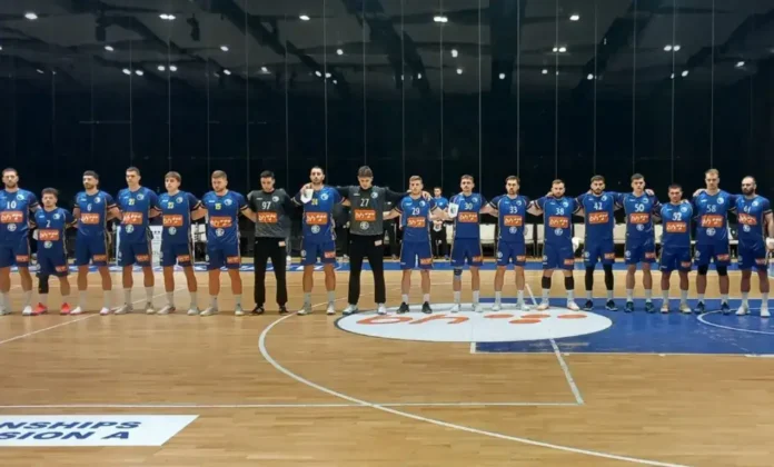 Moguće sportske ekipe na terenu u indoor sportskom centru.