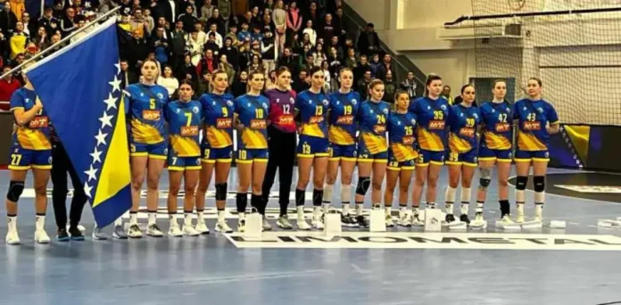 Ženska rukometna ekipa Bosne i Hercegovine na terenu, priprema se za utakmicu.
