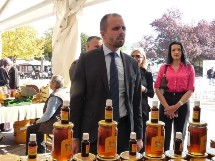 Prirodni lijekovi i med s Krušnice na štandovima sajma, prikaz tradicionalnih proizvoda i ljekovitih sredstava.