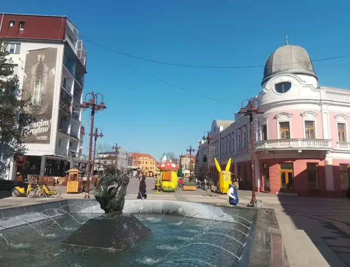 Krušnica, glavni trg sa fontanom i šarenom arhitekturom u centru grada.