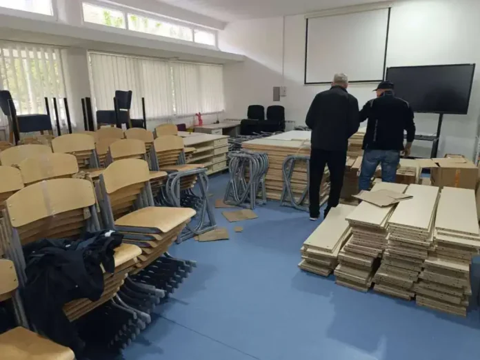 Sklop stolica i školske stolice za modul slika u učionici.