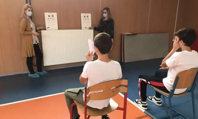 Majice za masku na očima, distribuirane u učionici tokom prosvjetnog procesa.