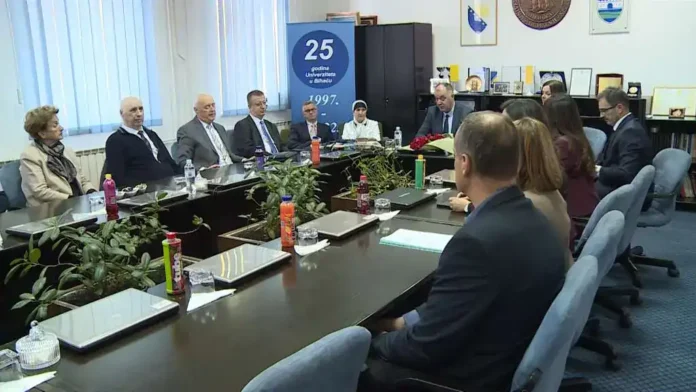 U organizacionom sastanku na Sveučilištu u Bihaću, prisustvuju županijski i lokalni dužnosnici, uz diskusiju o važnim projektima i saradnji.