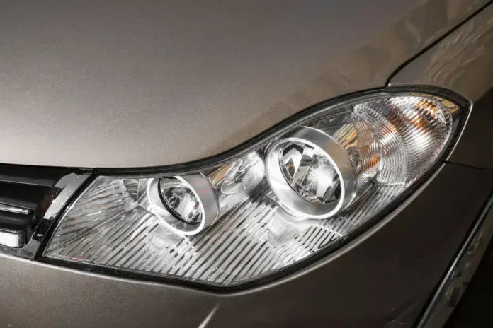 Osvijetljenje automobila, moderni farovi, blistava prednja svjetla, autoservis, autooprema, auto dijelovi.