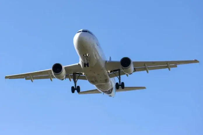 Avion u letu, krila i podvozje, let iznad oblaka, putnički avion, avio let, avio kompanija.