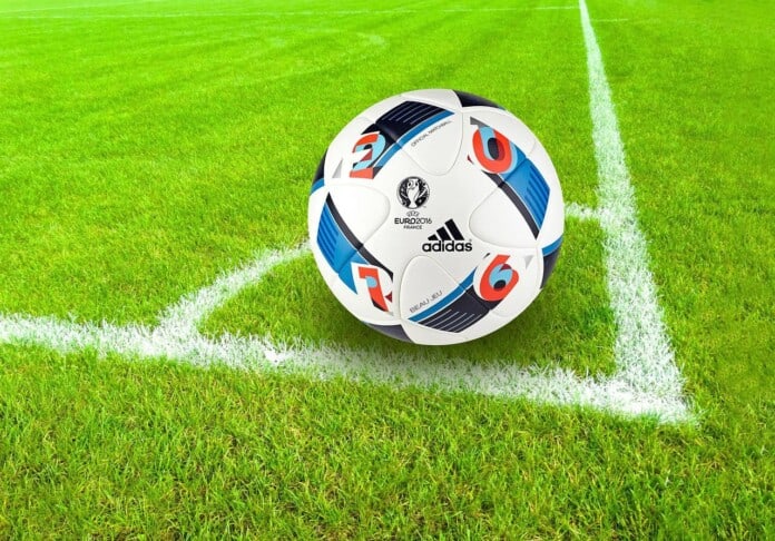 Football na zelenom terenu za UEFA Euro 2016 Francuska, Adidas, sportski dizajn.