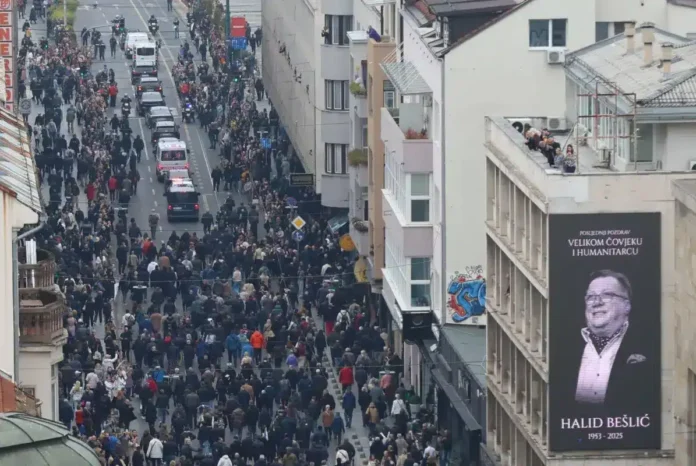 Tlačni snimak velog događaja u centru grada tijekom protesta ili komemoracije.
