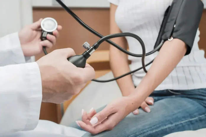 Medicinski pregled pacijenta, stetoskop, doktor i pacijent u ambulanti.