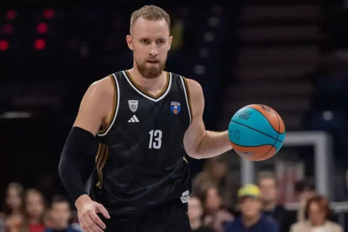 Doktor u košarci s loptom, sportaš na terenu, košarkaški igrač u akciji, sportske utakmice, sport i rekreacija.