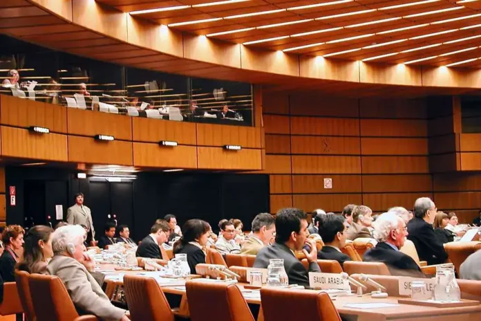 Moderatorska konferencija u modernoj sali sa odabranim pažljivim slušaocima.