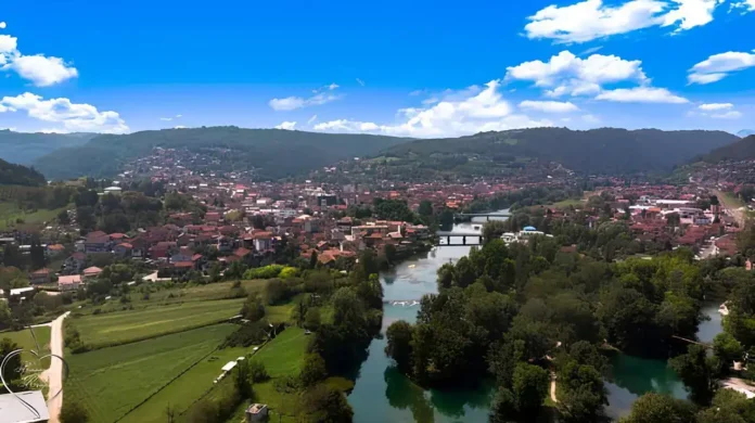 Krušnica, panorama grada uz rijeku i zelene planine.