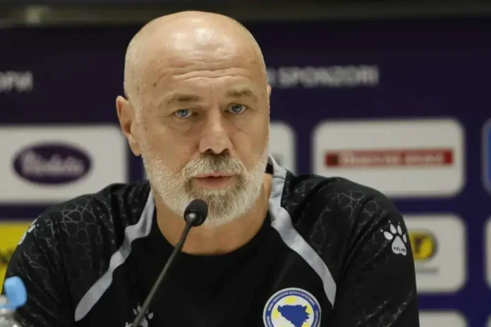 Zapadni trener stručnjak na konferenciji, fokus na fudbalsku igru i taktičke pripreme.