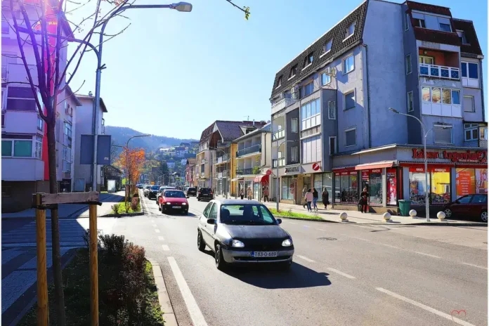 Krušnica, urbani centar sa modernim zgradama i prolazima u Bosni i Hercegovini.