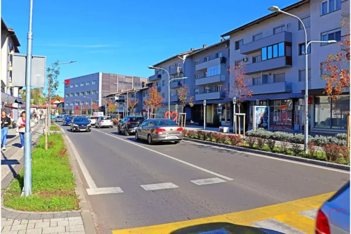 Krušnica urbana zona sa modernim stambenim zgradama i parkingom, centar grada.