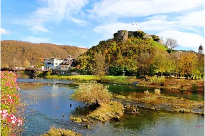 Krušnica rijeka s starim gradom i prirodnim krajolikom, idealno za turizam i rekreaciju.