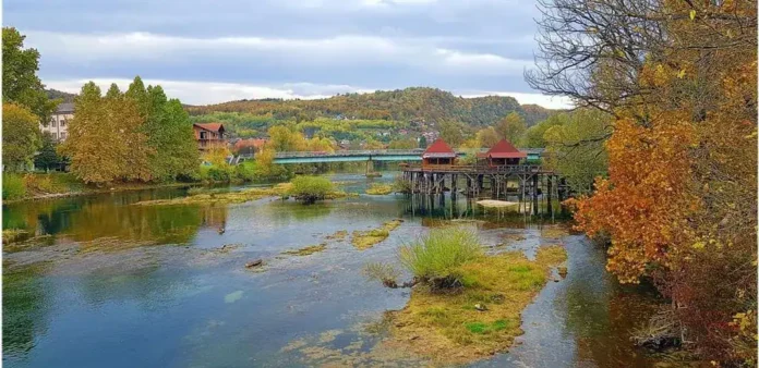 Krušnica rijeka u jesenjim bojama s mostom i prirodom.