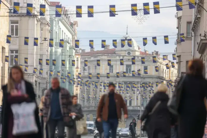 Balcanička zastava i historijska arhitektura u Sarajevu.
