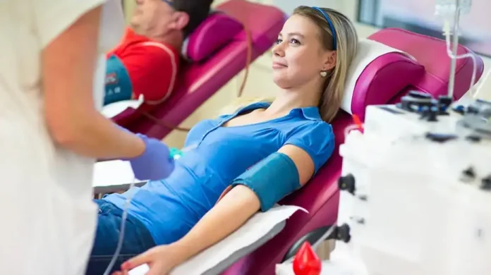 Krusnica medicinsko doniranje krvi žene u medicinskoj klinici.
