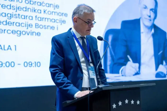Visoki zvaničnik na konferenciji u Krušnica, Bosna i Hercegovina.