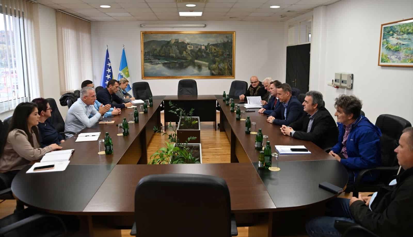 Narativni sastanak u uredu sa bosanskohercegovačkim zvaničnicima i poslovnim liderima.
