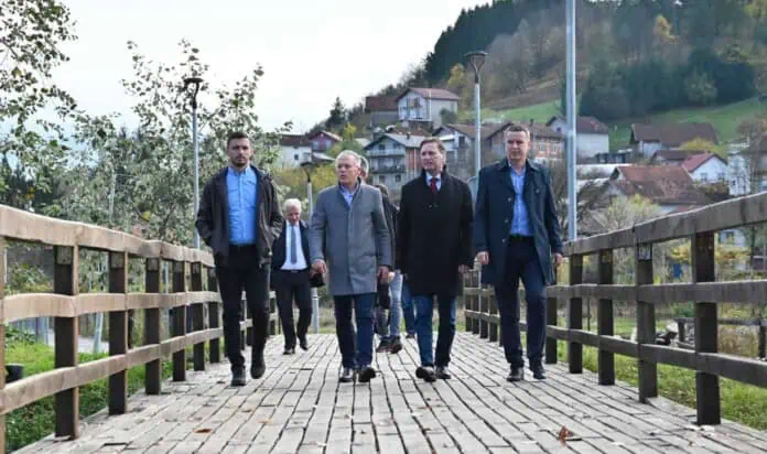 Šetači i službene osobe na pješačkom mostu u Krušnici, Bosna i Hercegovina.