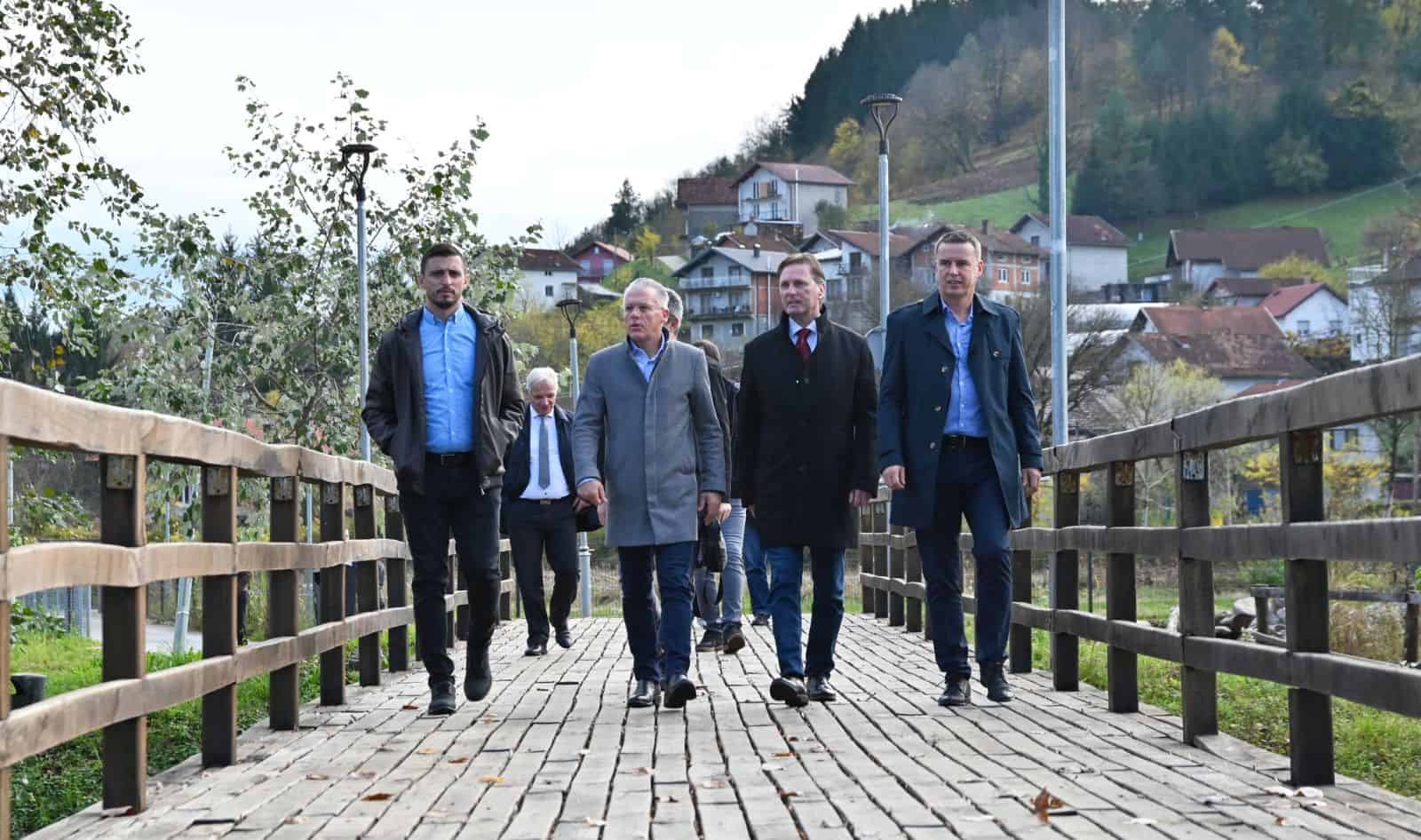 Visoki funcijoni na šetnji pored rijeke Krušnice u planinskom okruženju, ekološka i ruralna ljepota, Bosna i Hercegovina, turizam.