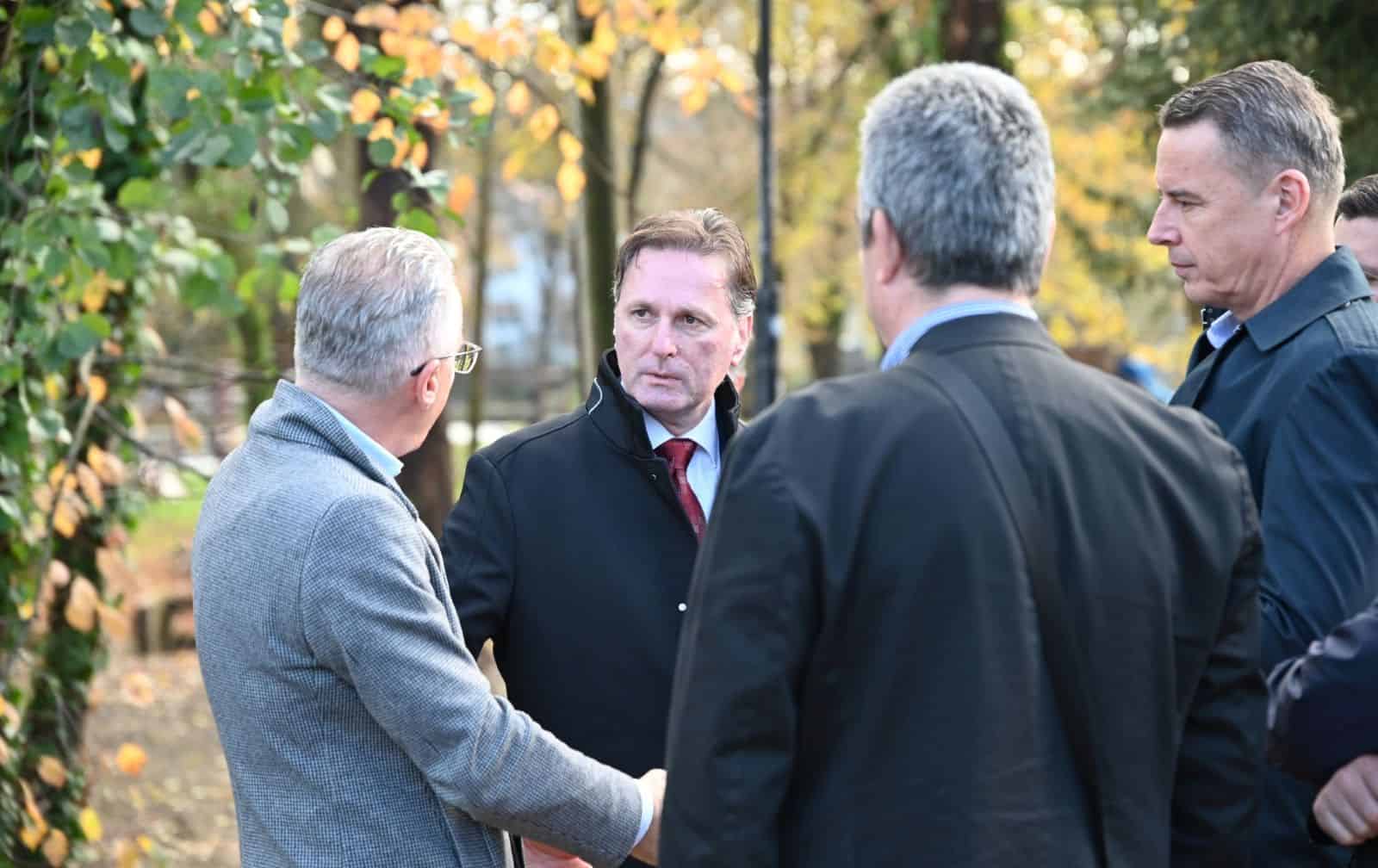 Voće u jesenjoj šumi kod Krušnice, prirodno okruženje.